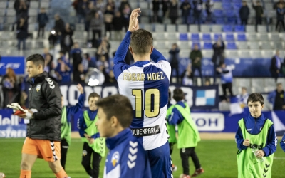 Édgar agraint el suport de l'afició ahir a la Nova Creu Alta | Àlex Canales